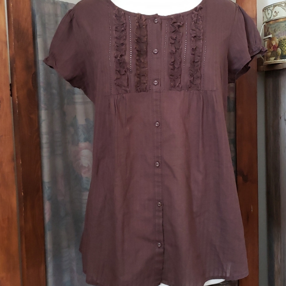 Brown short-sleeved blouse